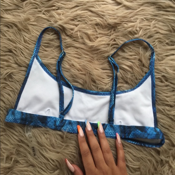 Beautiful blue snake print bikini top - Picture 2 of 2